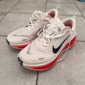 Nike Vomero Plus Mens 10 White/Red Running Shoes